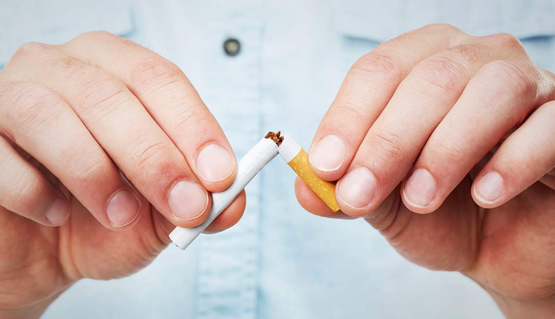 Hombre parte un cigarrillo en dos - Ideas para vivir en armonía con el medioambiente
